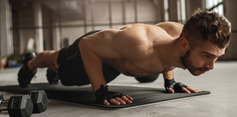 Flexiones de tríceps (agarre cerrado)